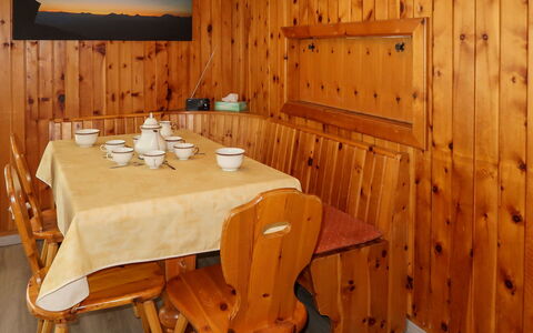 Nendaz 600: Möbel, Tabelle, Eigentum, Stuhl, Holz, Interior Design, Hartholz, Holzbeize, Flooring, Tischdecke