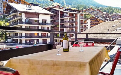 Nendaz 600: Gebäude, Eigentum, Fenster, Himmel, Flasche, Berg, Nachbarschaft, Haus, Urban Design, Tabelle