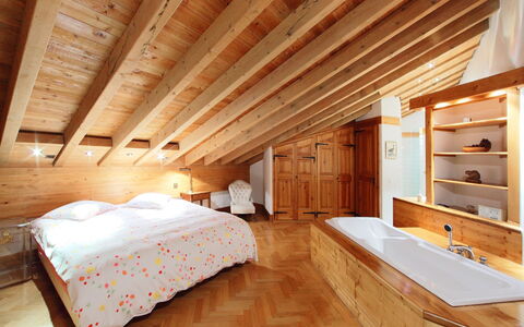 Les Clèves: Schlafzimmer, Zimmer, Bett, Möbel, Eigentum, Interior Design, Dachboden, Gebäude, Decke, Holz