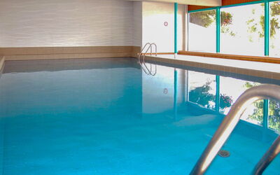 Nendaz 650: Wasser, Eigentum, Schwimmbad, Gebäude, Gartenmöbel, Flooring, Freizeit, Fussboden, Aqua, Erholung