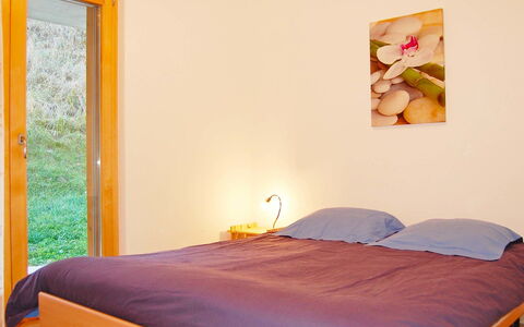 Nendaz 660: Schlafzimmer, Bett, Möbel, Zimmer, Bettdecke, Bettrahmen, Eigentum, Matratze, Interior Design, Wand