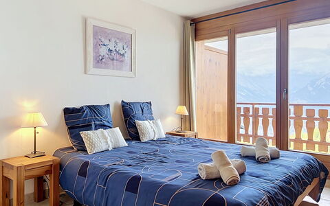 Nendaz 660: Möbel, Interior Design, Holz, Fussboden, Flooring, Zimmer, Bett, Schlafzimmer, Linens, Wohnung