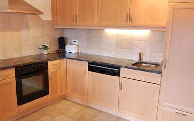 Grand Panorama C5 660.6: Countertop, Cabinetry, Möbel, Küche, Zimmer, Eigentum, Fussboden, Fliese, Herd, Schrank