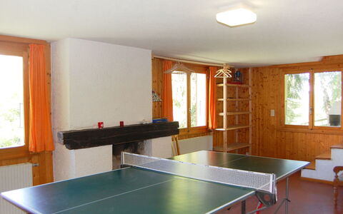 Les Etoiles: Tischtennis, Zimmer, Eigentum, Erholungsraum, Möbel, Tabelle, Gebäude, Fussboden, Haus, Interior Design