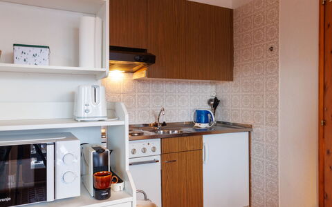 Jolimont J4: Küche, Küchengerät, Major Appliance, Countertop, Holz, Interior Design, Cabinetry, Möbel, Sinken, Zimmer
