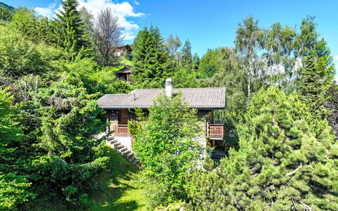 Magicien: Wolke, Himmel, Pflanze, Natürliche Landschaft, Baum, Immergrün, Gebäude, Haus, Strauch, Gras