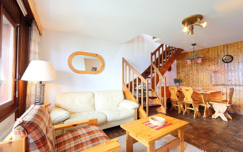 Nendaz 150: Zimmer, Eigentum, Möbel, Interior Design, Gebäude, Gelb, Wand, Haus, Grundeigentum, Decke
