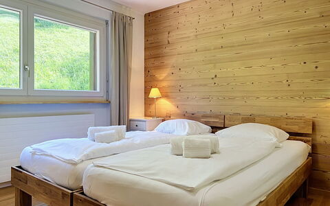 Nendaz 150: Bett, Interior Design, Schlafzimmer, Möbel, Holz, Decke, Flooring, Bettdecke, Bedding, Fussboden