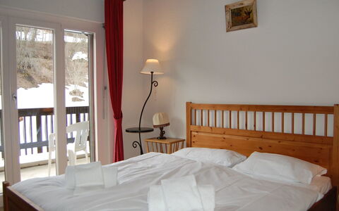 Nendaz 150: Schlafzimmer, Bett, Zimmer, Möbel, Eigentum, Bettrahmen, Bettdecke, Fussboden, Matratze, Bedding