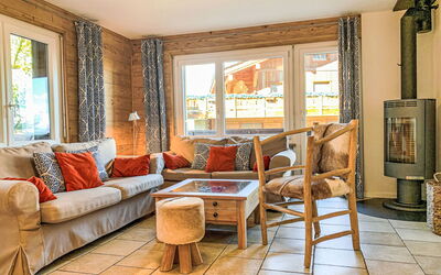 Nendaz 150: Möbel, Gebäude, Fenster, Bilderrahmen, Holz, Textil, Tabelle, Stuhl, Couch, Interior Design