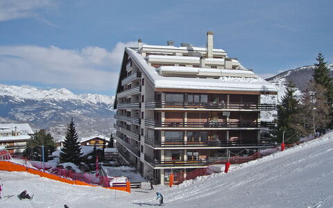Nendaz 840: Himmel, Wolke, Schnee, Gebäude, Berg, Steigung, Haus, Baum, Freizeit, Bergforms