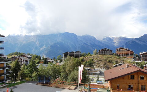 Bel Alp D3: Himmel, Bergstation, Bergforms, \Stadt, Berg, Stadtgebiet, Menschliche Siedlung, Wohngebiet, Wolke, Daytime