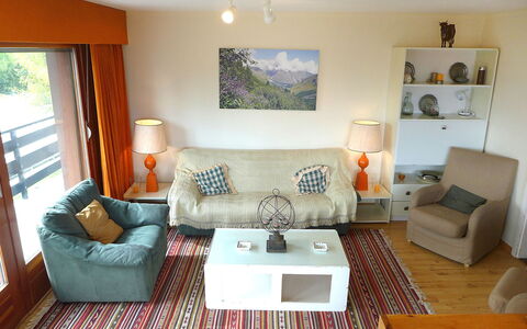 Bel Alp D3: Wohnzimmer, Zimmer, Möbel, Eigentum, Interior Design, Kaffetisch, Fussboden, Tabelle, Gebäude, Haus