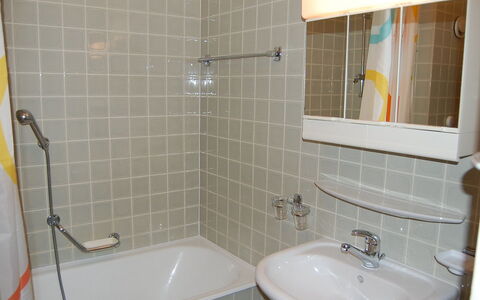 Bel Alp D3: Badezimmer, Fliese, Eigentum, Zimmer, Badewanne, Armatur, Wand, Fussboden, Zapfhahn, Bad Zubehör