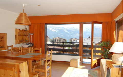 Bel Alp D3: Zimmer, Eigentum, Möbel, Gebäude, Interior Design, Haus, Fussboden, Grundeigentum, Decke, Tabelle