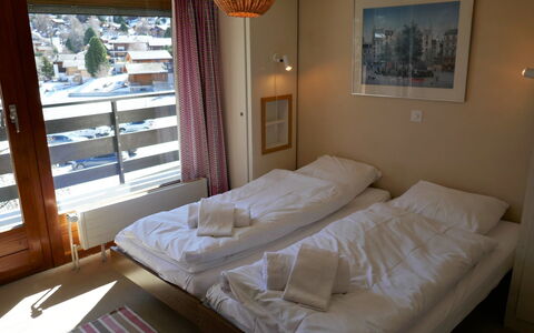 Bel Alp D3: Schlafzimmer, Bett, Möbel, Zimmer, Eigentum, Bettrahmen, Matratze, Bettdecke, Bedding, Interior Design