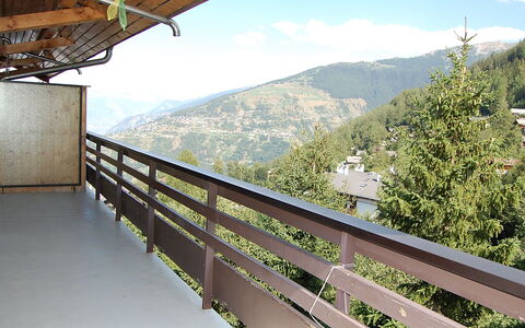 Panoramic G4: Eigentum, Berg, Bergstation, Grundeigentum, Baum, Himmel, Die Architektur, Balkon, Geländer, Haus