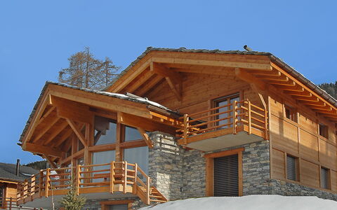 Sebas: Himmel, Gebäude, Holz, Baum, Fenster, Haus, Steigung, Hütte, Schatten, Abstellgleis