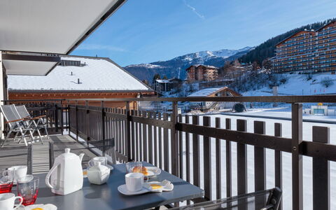 Ecluses 2: Wohnung, Einfrieren, Balkon, Stuhl, Winter, Glazialmorphologie, Alpen, Schnee, Bergdorf, Hotel