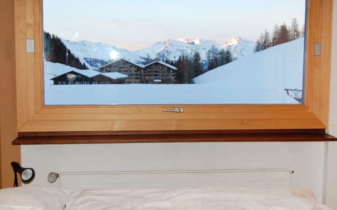 Siviez-Nendaz 100: Zimmer, Berg, Schnee, Fenster, Möbel, Bildschirm, Tabelle, Flachbildschirm, Winter