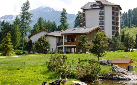 Siviez-Nendaz 400: Himmel, Eigentum, Möbel, Tabelle, Gebäude, Wasser, Stuhl, Holz, Schatten, Interior Design