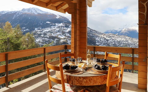 Gamine: Himmel, Tabelle, Eigentum, Möbel, Berg, Geschirr, Holz, Veranda, Schatten, Wolke