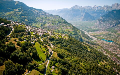 Veysonnaz 100: Himmel, Berg, Grün, Natürliche Landschaft, Pflanze, Hochland, Baum, Terrain, Gras, Wiese