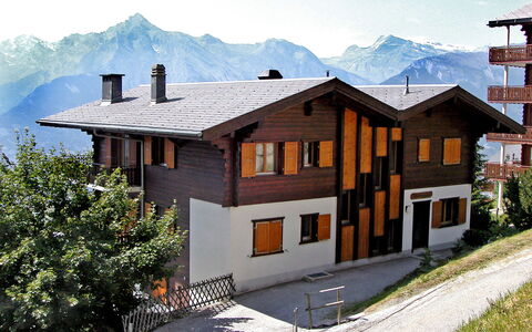 Les Bouillets: Himmel, Gebäude, Berg, Eigentum, Pflanze, Fenster, Holz, Haus, Hütte, Steigung