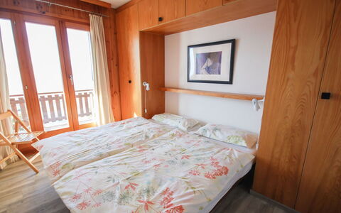 Les Bouillets: Schlafzimmer, Bett, Zimmer, Möbel, Eigentum, Bettdecke, Bettrahmen, Fussboden, Bedding, Wand