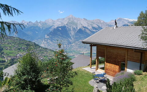 Au Bisse: Himmel, Pflanze, Berg, Fenster, Gebäude, Natürliche Landschaft, Baum, Vegetation, Hochland, Grundstueck