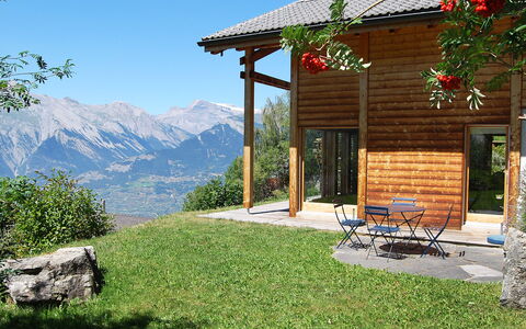 Au Bisse: Pflanze, Himmel, Eigentum, Gebäude, Berg, Schatten, Natürliche Landschaft, Grundstueck, Gras, Holz