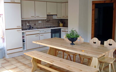 Les Galets 100.1: Tabelle, Cabinetry, Möbel, Eigentum, Countertop, Pflanze, Holz, Gebäude, Küche, Beleuchtung