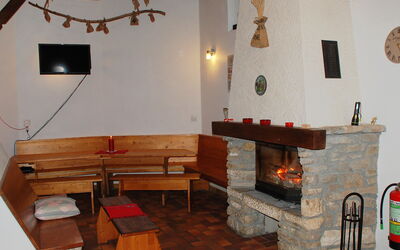Le Sorbier 100.4: Feuerstelle, Zimmer, Steinofen, Kamin, Eigentum, Möbel, Interior Design, Gebäude, Wohnzimmer, Tabelle