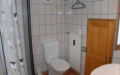 La Bergerie 100.5: Armatur, Eigentum, Badezimmer, Toilleten Sitz, Toilette, Lila, Gebäude, Interior Design, Die Architektur