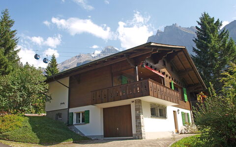 Chalet Marietta: Wolke, Pflanze, Himmel, Eigentum, Gebäude, Fenster, Baum, Berg, Die Architektur, Haus