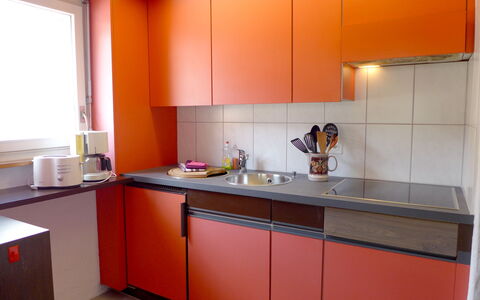 Harder: Cabinetry, Spüle, Countertop, Eigentum, Zapfhahn, Sinken, Küchengerät, Herd, Haushaltsgerät, Küche