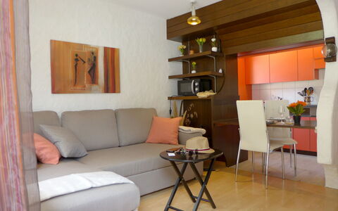 Harder: Möbel, Eigentum, Couch, Bilderrahmen, Wohnzimmer, Holz, Beleuchtung, Interior Design, Regal, Die Architektur