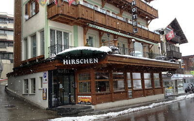 Grindelwald 102: Gebäude, Fenster, Schnee, Tür, Materialeigenschaft, Fassade, Grundeigentum, Stadt, Urban Design, Mischnutzung