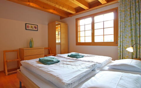 Grindelwald 106: Schlafzimmer, Bett, Möbel, Zimmer, Decke, Bettdecke, Eigentum, Bettrahmen, Matratze, Interior Design