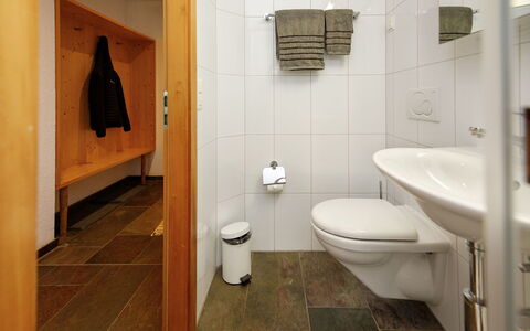 Grindelwald 106: Flooring, Fussboden, Wand, Armatur, Badezimmer, Interior Design, Holz, Bad Sink, Sinken, Zapfhahn