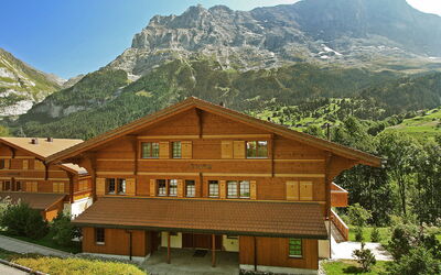 Grindelwald 106: Berg, Himmel, Pflanze, Gebäude, Eigentum, Fenster, Haus, Natürliche Landschaft, Holz, Grundstueck