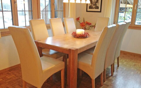 Chalet Perle: Tabelle, Möbel, Fenster, Stuhl, Holz, Gebäude, Flooring, Fussboden, Bilderrahmen, Pflanze