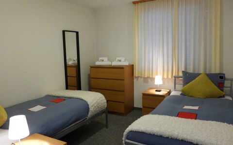 Chalet Perle: Bett, Zimmer, Schlafzimmer, Möbel, Eigentum, Matratze, Bettdecke, Bettrahmen, Interior Design, Gebäude