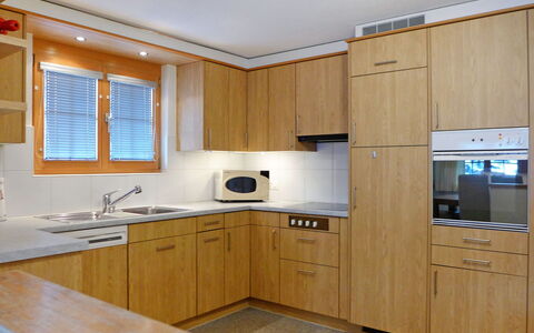 Chalet Perle: Cabinetry, Countertop, Spüle, Sinken, Eigentum, Zapfhahn, Fenster, Zimmerpflanze, Küche, Gebäude