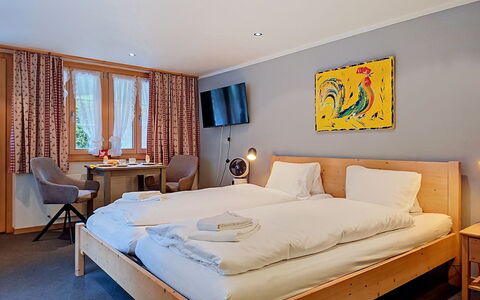 Grindelwald 150: Bett, Schlafzimmer, Wand, Bettdecke, Interior Design, Bedding, Holz, Textil, Bettrahmen, Möbel