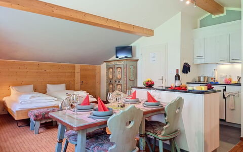 Grindelwald 150: Möbel, Tabelle, Decke, Stuhl, Zimmer, Hütte, Küche & Esszimmer Tisch, Alpen, Hotel, Wohnzimmer