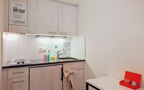 Grindelwald 150: Küche, Countertop, Küchengerät, Interior Design, Spüle, Major Appliance, Sinken, Cabinetry, Zapfhahn, Wohnung