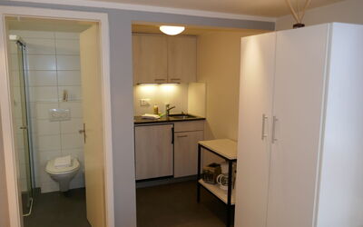 Grindelwald 150: Cabinetry, Möbel, Gebäude, Sinken, Holz, Interior Design, Zapfhahn, Haus, Fussboden