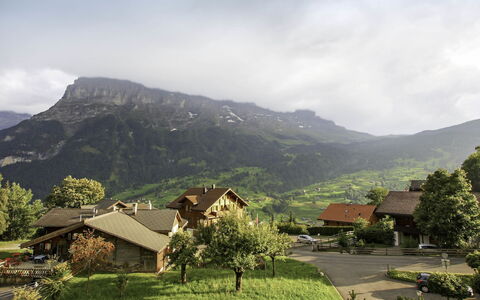 Chalet Hori: Wolke, Himmel, Pflanze, Berg, Natürliche Landschaft, Baum, Haus, Hochland, Vegetation, Grundstueck