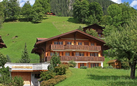 Chalet Hori: Wolke, Pflanze, Himmel, Eigentum, Gebäude, Fenster, Baum, Grün, Natürliche Landschaft, Berg
